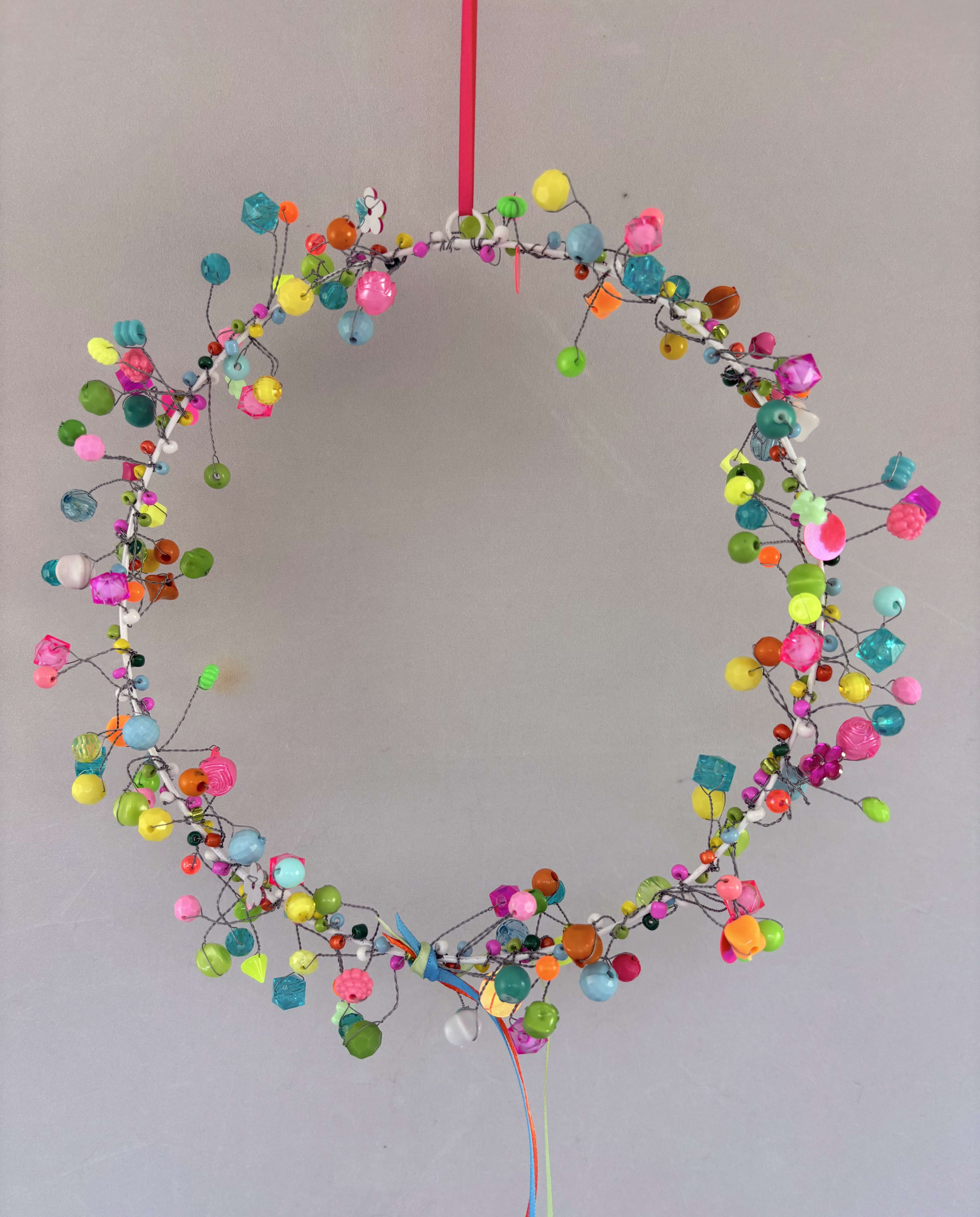 Dekorativer Perlenkranz zum Hängen, neon multi